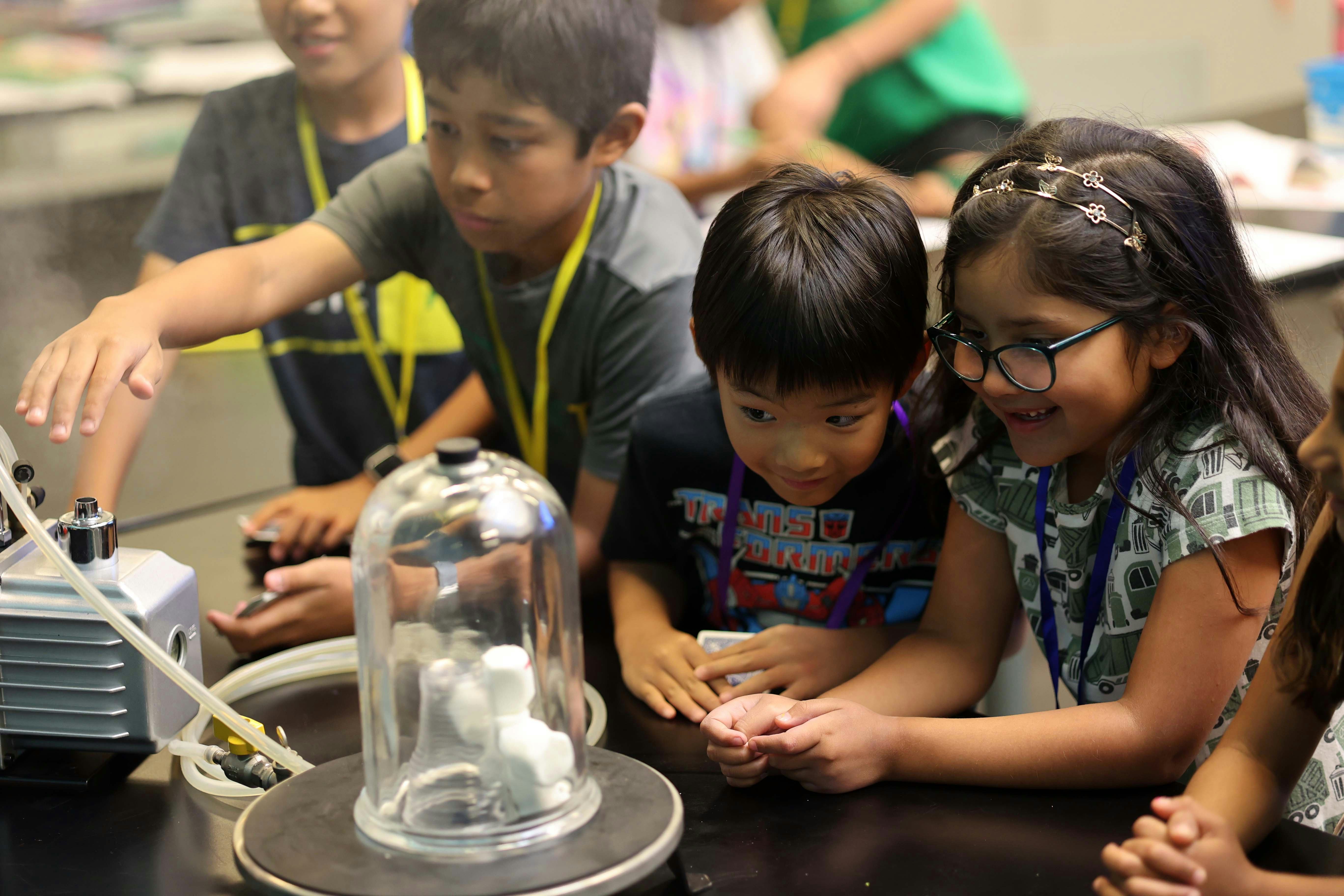 2 kids watching science experiment